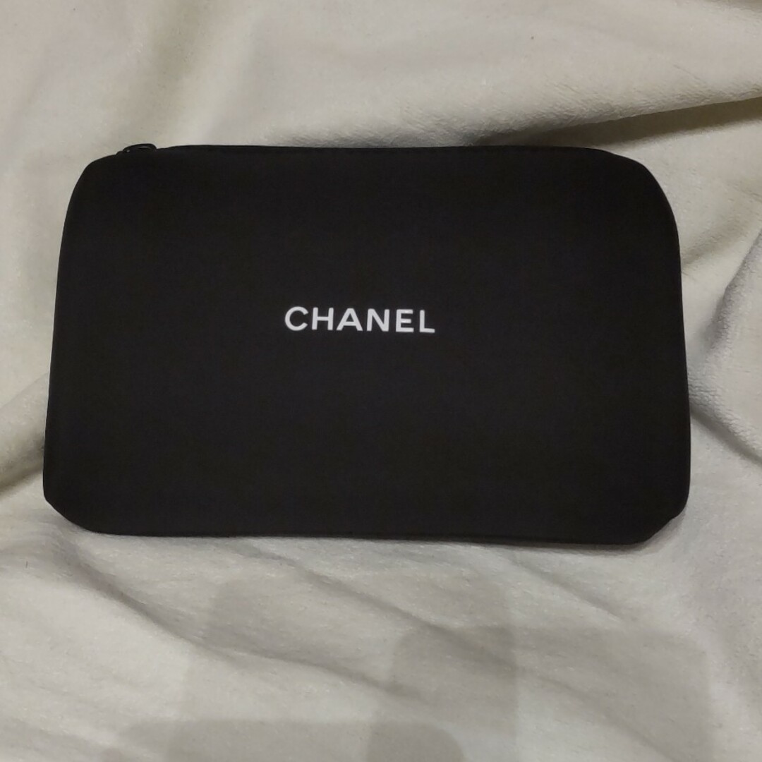 CHANEL(シャネル)のシャネル　化粧ポーチ　ブラック　ノベルティ品 レディースのファッション小物(ポーチ)の商品写真