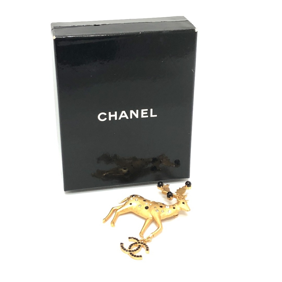 CHANEL(シャネル)のシャネル CHANEL 鹿 ココマーク 01A ココマークブローチ ブローチ メタル ゴールド 新品同様 レディースのアクセサリー(ブローチ/コサージュ)の商品写真