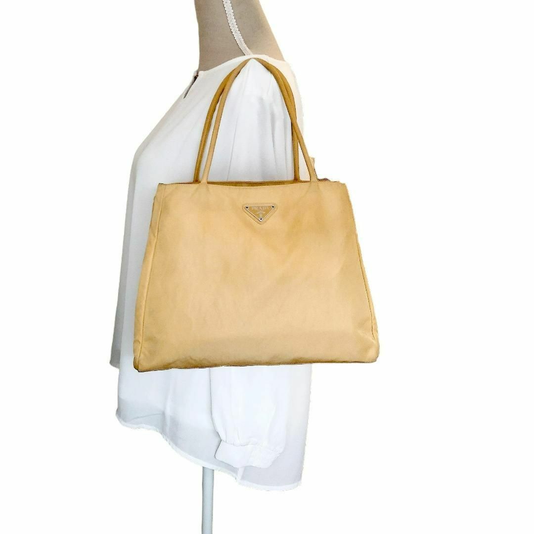 PRADA(プラダ)のプラダ ハンドバッグ 肩掛け 三角プレート イエロー 黄 ロゴプレート ナイロン レディースのバッグ(ハンドバッグ)の商品写真