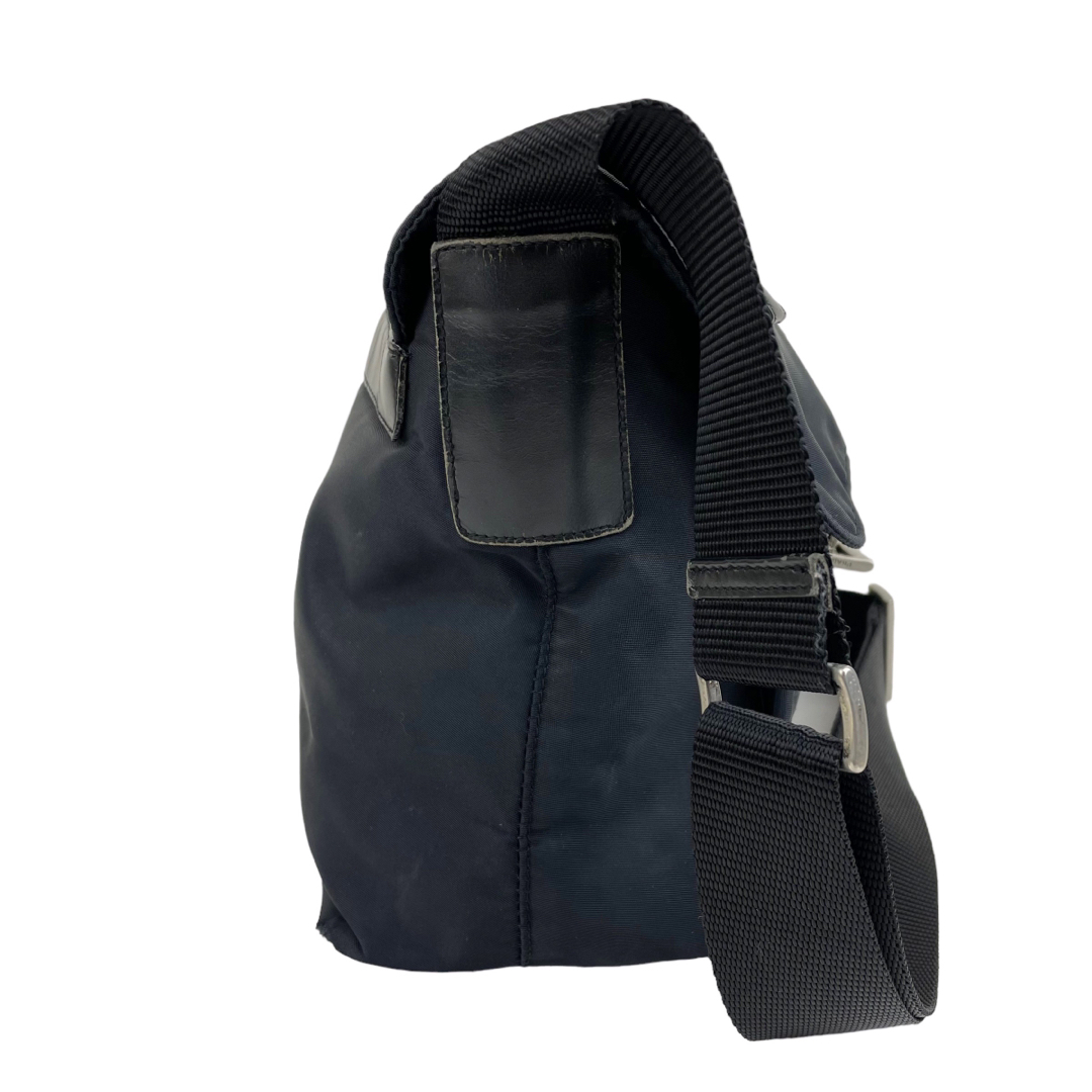 PRADA(プラダ)の✨良品　PRADA プラダ　ショルダーバッグ　メッセンジャーバッグ　黒　斜め掛け レディースのバッグ(ショルダーバッグ)の商品写真