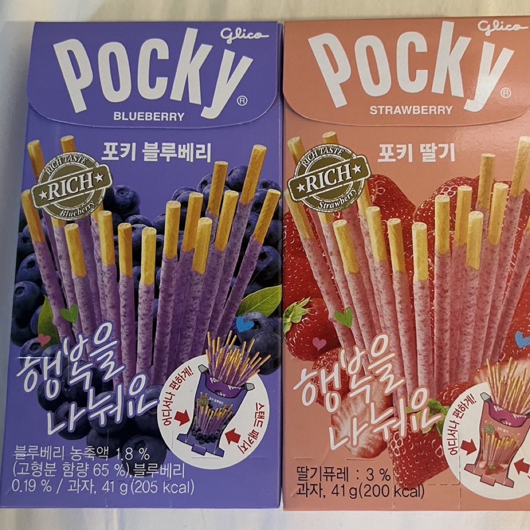 グリコ(グリコ)の韓国　Richポッキー　ブルーベリー味＆ストロベリー2箱セット 食品/飲料/酒の食品(菓子/デザート)の商品写真