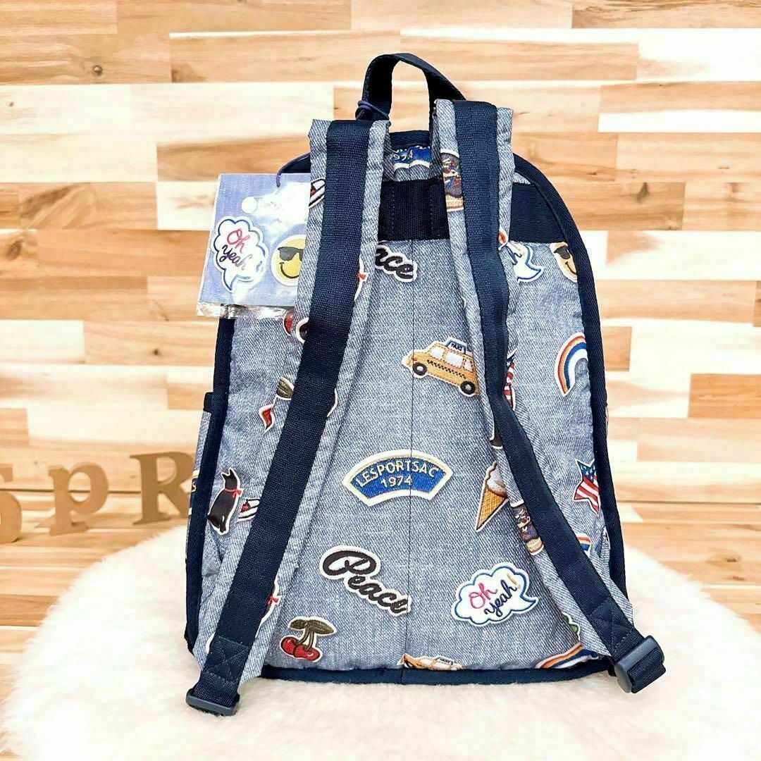 LeSportsac(レスポートサック)の未使用【レスポートサック】デニム生地プリント×ワッペン柄 リュック ポップ青×紺 レディースのバッグ(リュック/バックパック)の商品写真