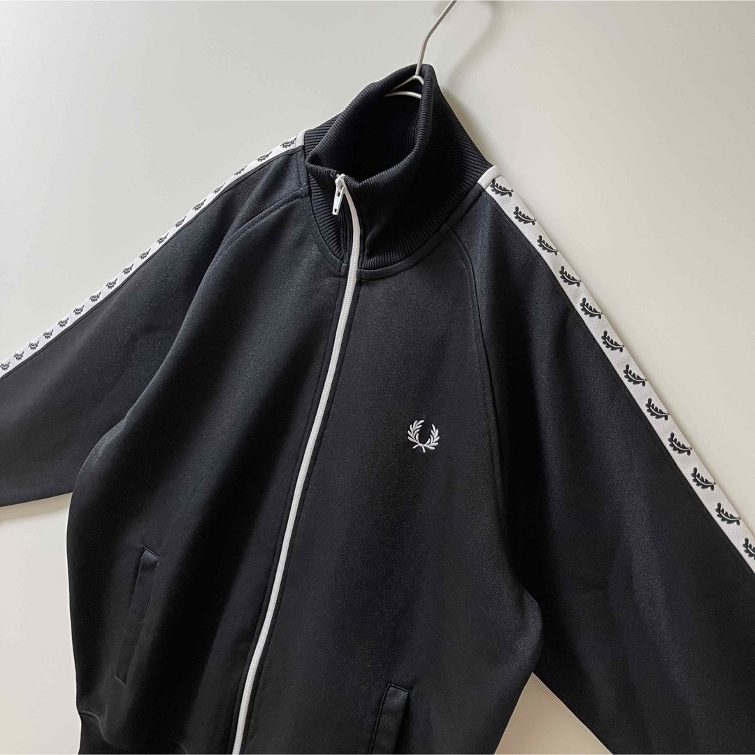 FRED PERRY - 美品】フレッドペリー刺繍トラックジャケット古着 FRED PERRY - 美品】フレッドペリー刺繍トラックジャケット古着
