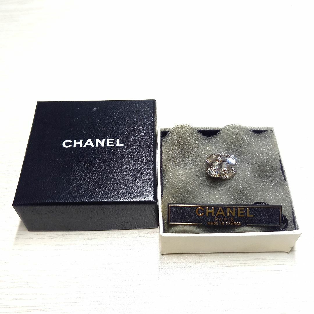 CHANEL(シャネル)の美品 シャネル ピアス クリスタル ココマーク ラインストーン 01P 片耳 レディースのアクセサリー(ピアス)の商品写真