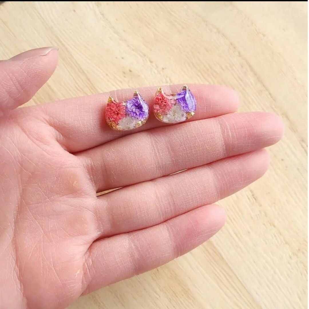 【No.385】かすみ草の猫ピアス/イヤリング ハンドメイドのアクセサリー(ピアス)の商品写真