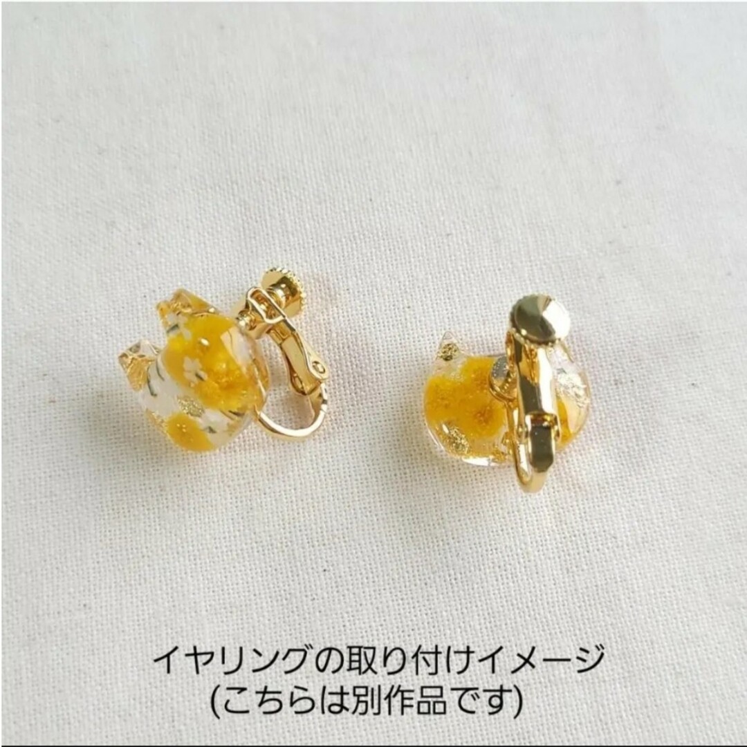 【No.385】かすみ草の猫ピアス/イヤリング ハンドメイドのアクセサリー(ピアス)の商品写真