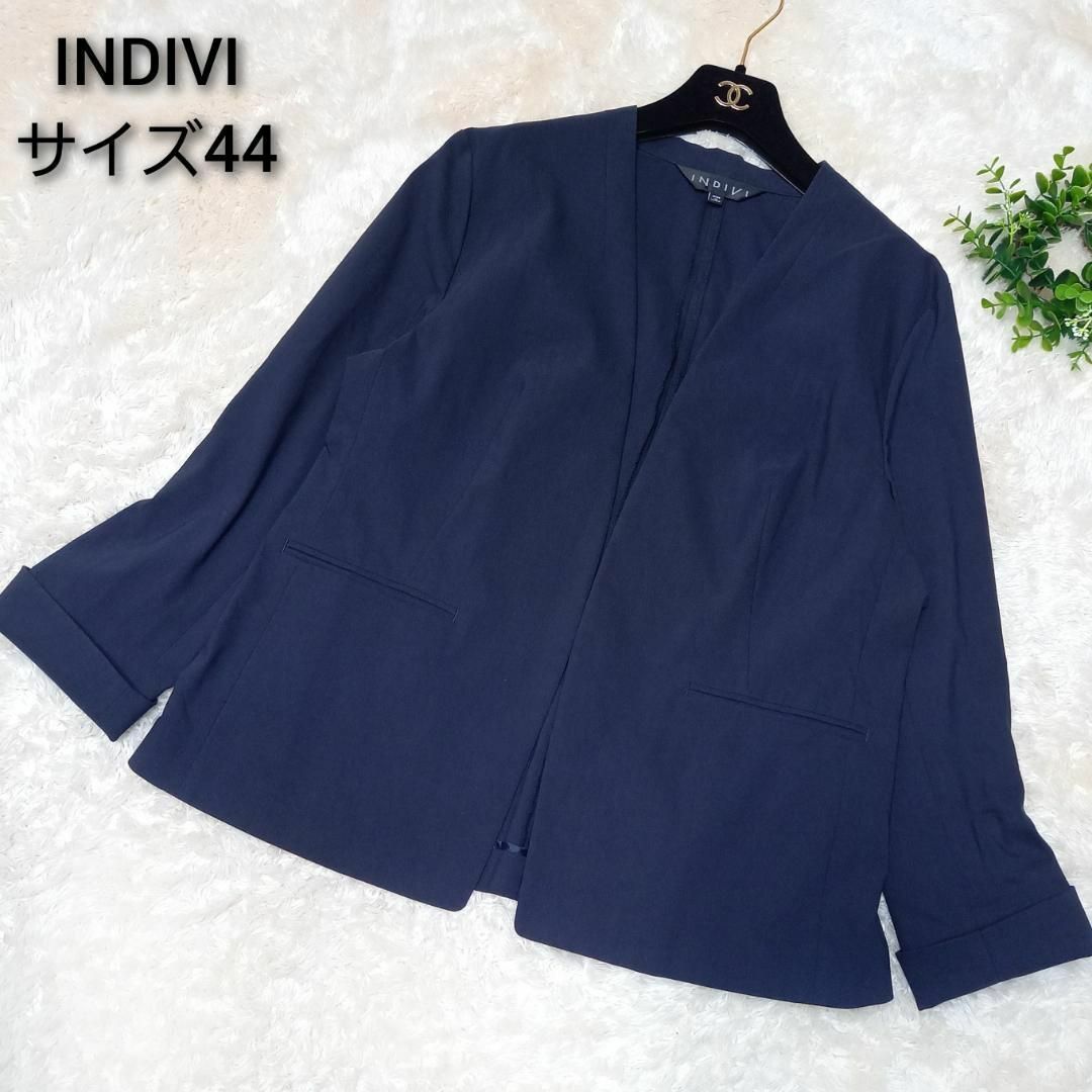 INDIVI(インディヴィ)の＜大きいサイズ★現行★美品＞INDIV　サイズ44　ノーカラージャケット　紺色 レディースのジャケット/アウター(ノーカラージャケット)の商品写真