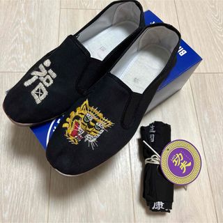 ブルーナボイン(BRUNABOINNE)のノベルティ付き LET’S 功夫 kung-fu shoes 虎(スリッポン/モカシン)