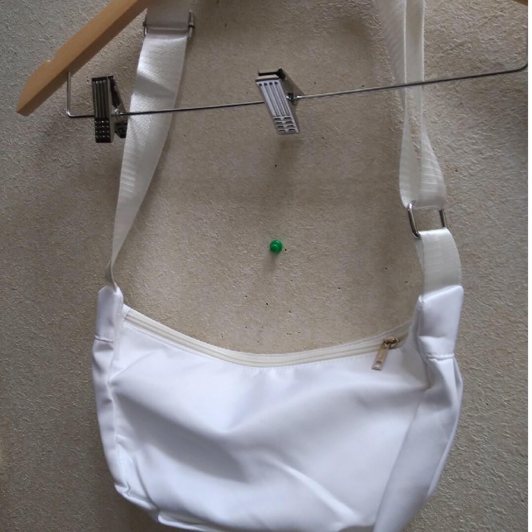 新品 白 半月型 ショルダーバッグ レディースのバッグ(ショルダーバッグ)の商品写真