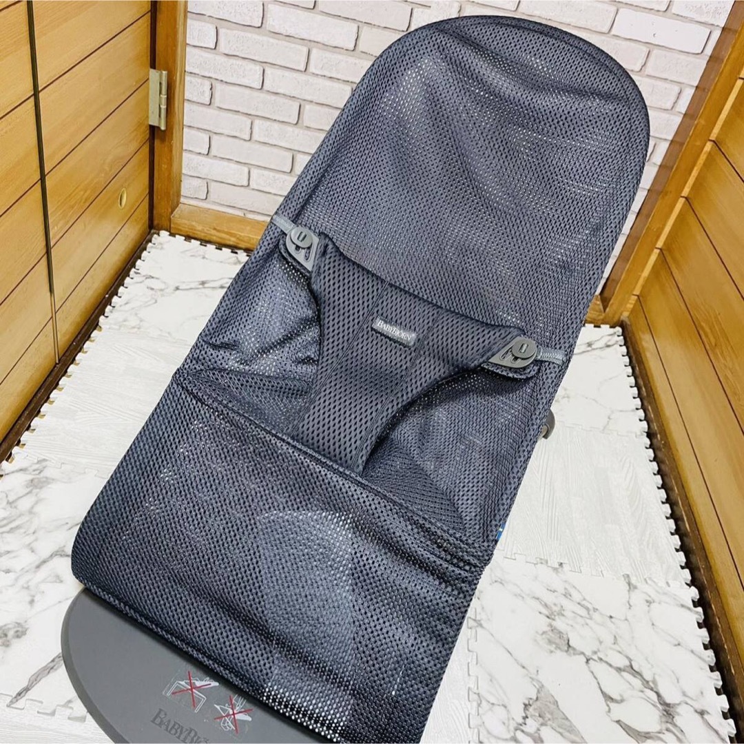 BABYBJORN(ベビービョルン)の使用4ヶ月 美品 ベビービョルン 最上位モデル ブリスエアー アンスラサイト キッズ/ベビー/マタニティの寝具/家具(その他)の商品写真