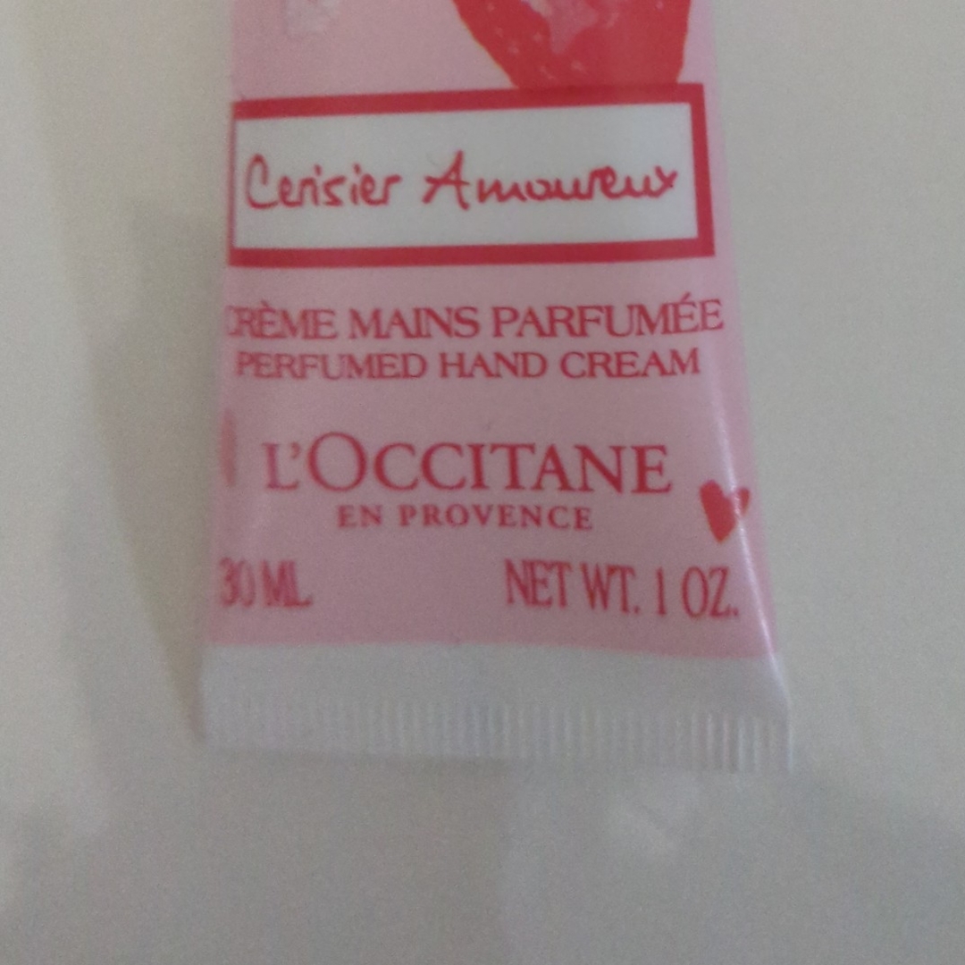 L'OCCITANE(ロクシタン)の【ＧＷ値下げ中】ロクシタン　ハンドクリーム30ml　チェリーストロベリー１本 コスメ/美容のボディケア(ハンドクリーム)の商品写真