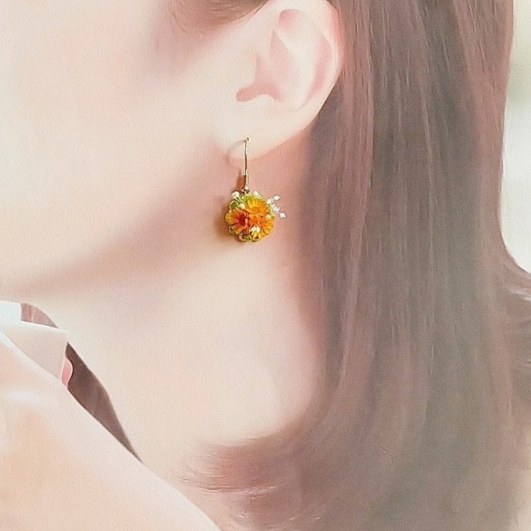 No.304　オレンジのブーケ　本物のお花のピアス　イヤリング レディースのアクセサリー(ピアス)の商品写真