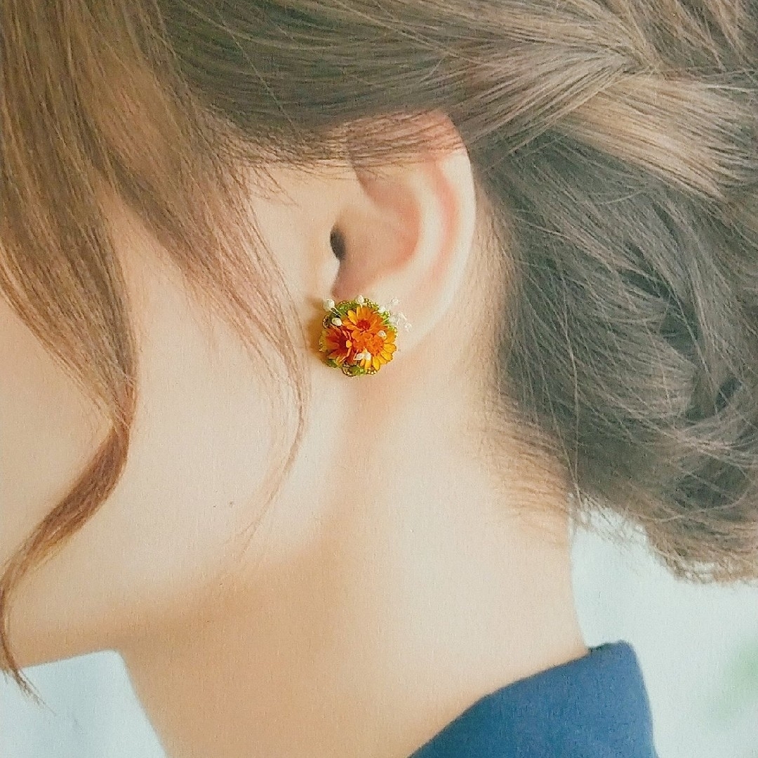 No.304　オレンジのブーケ　本物のお花のピアス　イヤリング レディースのアクセサリー(ピアス)の商品写真