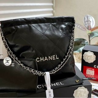 シャネル(CHANEL)のCHANEL 22 ミディアムショルダーバッグブラックシルバーの金具(ロングワンピース/マキシワンピース)