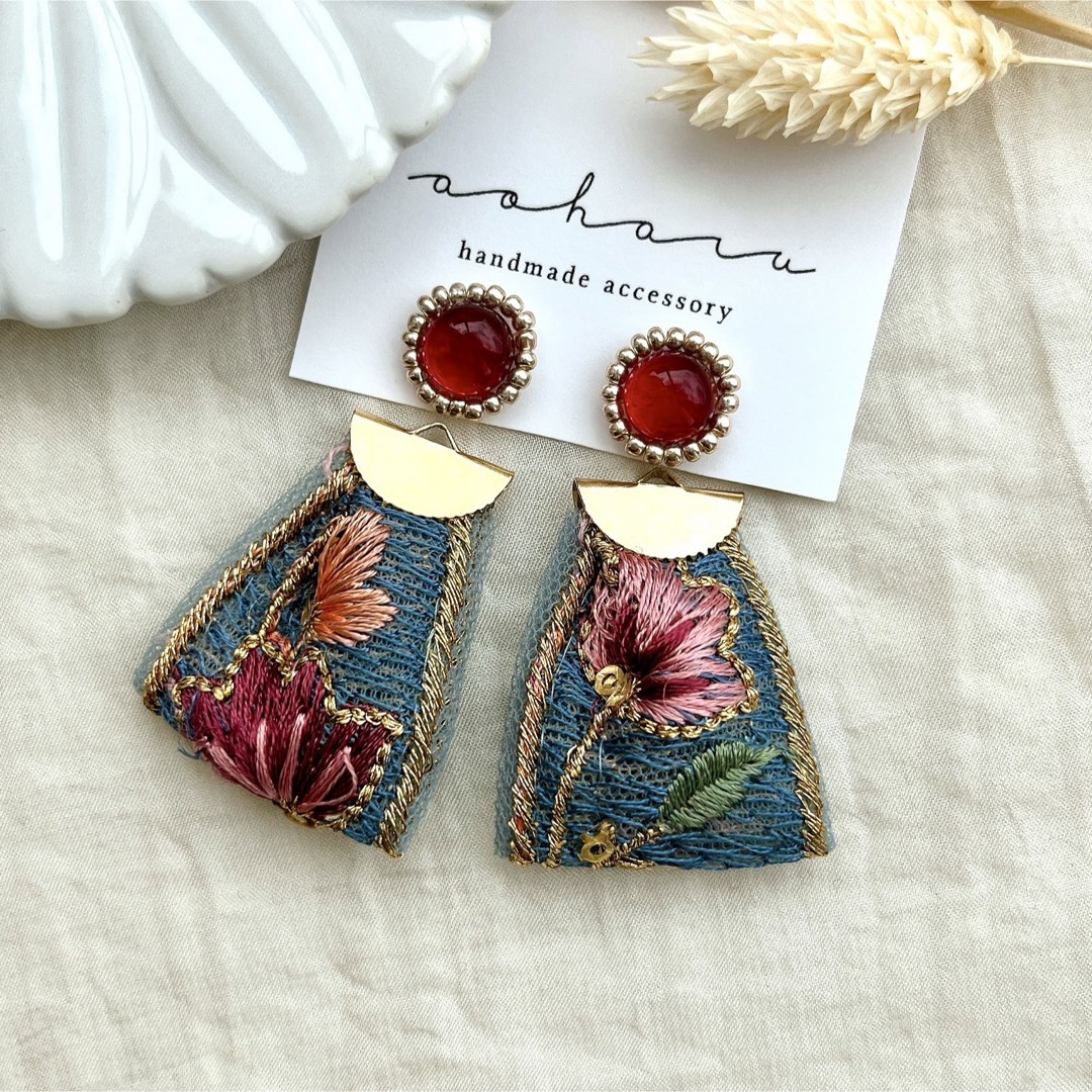 ビーズ刺繍 レッド× インドリボンタッセル ピアス/イヤリング ハンドメイドのアクセサリー(ピアス)の商品写真