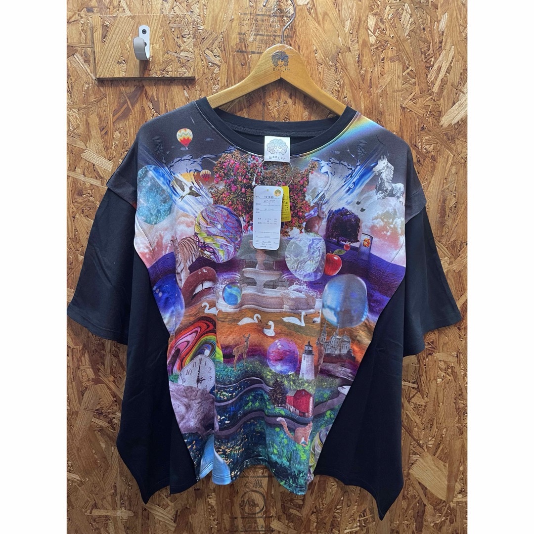 ScoLar(スカラー)のスカラー　141653：動物たちと世界 アートプリントTシャツ レディースのトップス(Tシャツ(半袖/袖なし))の商品写真