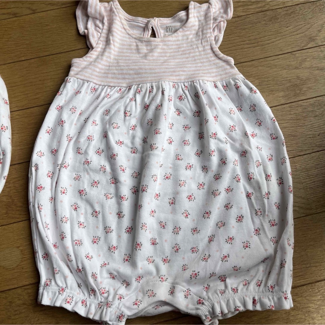 babyGAP(ベビーギャップ)のbaiya80ロンパース春夏ベビーギャップ女の子ノースリーブピンク双子お揃い キッズ/ベビー/マタニティのベビー服(~85cm)(ロンパース)の商品写真