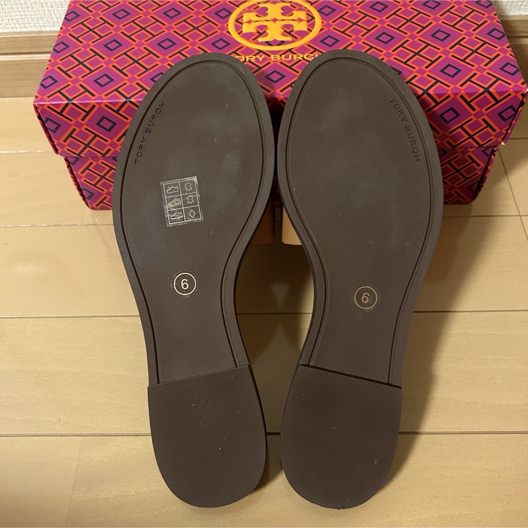 Tory Burch(トリーバーチ)の【美品】トリーバーチ レザー フラットサンダル レディースの靴/シューズ(サンダル)の商品写真