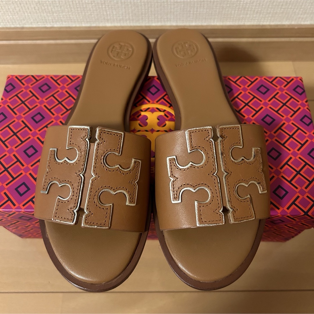 Tory Burch(トリーバーチ)の【美品】トリーバーチ レザー フラットサンダル レディースの靴/シューズ(サンダル)の商品写真