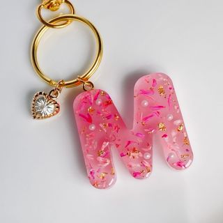 No.22 イニシャルキーホルダー　M　レジン　ピンク　ドライフラワー(キーホルダー/ストラップ)