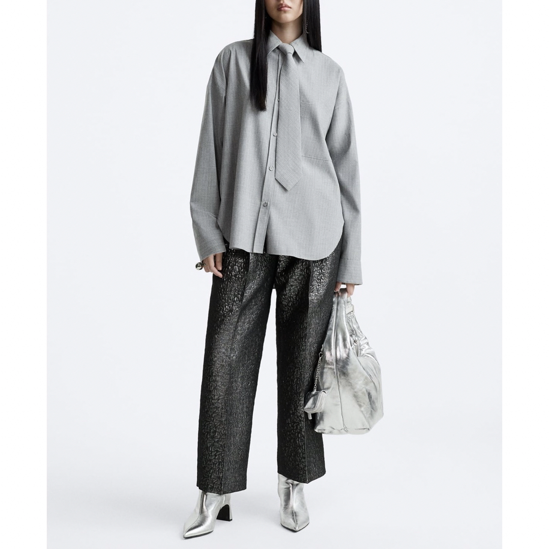 ZARA(ザラ)の☆ ドローストリング付き ストライプシャツ ネクタイ グレー レディースのトップス(シャツ/ブラウス(長袖/七分))の商品写真