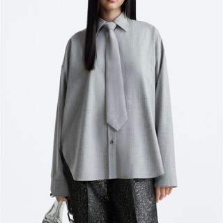 ザラ(ZARA)の☆ ドローストリング付き ストライプシャツ ネクタイ グレー(シャツ/ブラウス(長袖/七分))