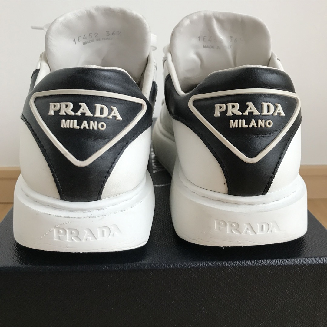 PRADA(プラダ)の美品　PRADA プラダ　スニーカー　トライアングルロゴ　レディース　23.5㎝ レディースの靴/シューズ(スニーカー)の商品写真