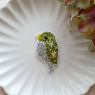 刺繍ブローチ　北欧　雑貨　動物　幸運　鶯　グレー(ブローチ/コサージュ)