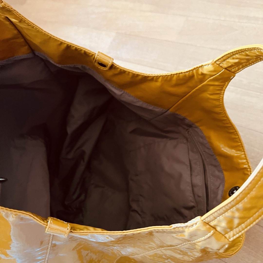 agnes b.(アニエスベー)のアニエスベー　エナメル大きめトートバッグ　カラシ色　 レディースのバッグ(トートバッグ)の商品写真