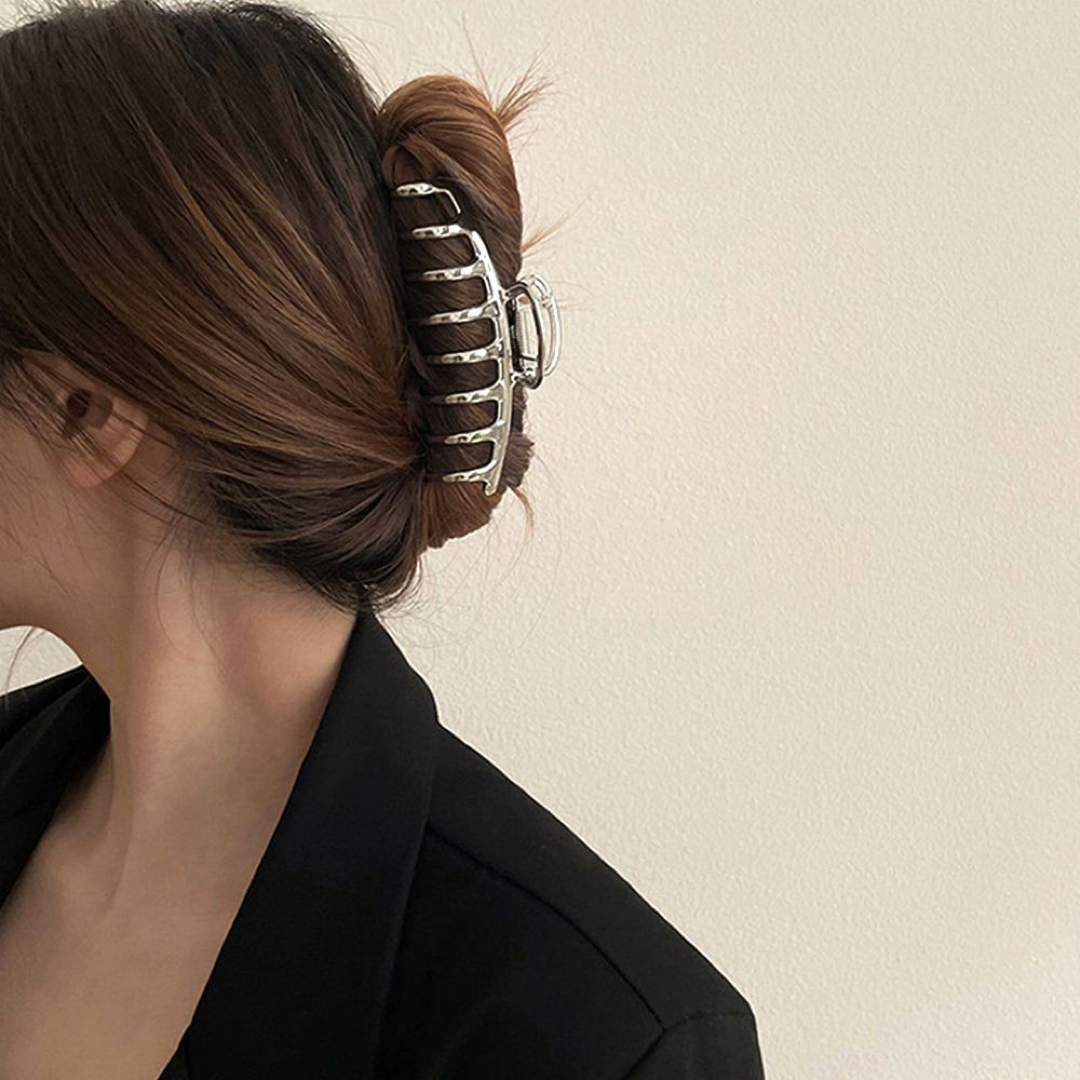 ヘアアクセサリー ヘアクリップ バンス バレッタ メタリック シルバー 大きめ レディースのヘアアクセサリー(バレッタ/ヘアクリップ)の商品写真