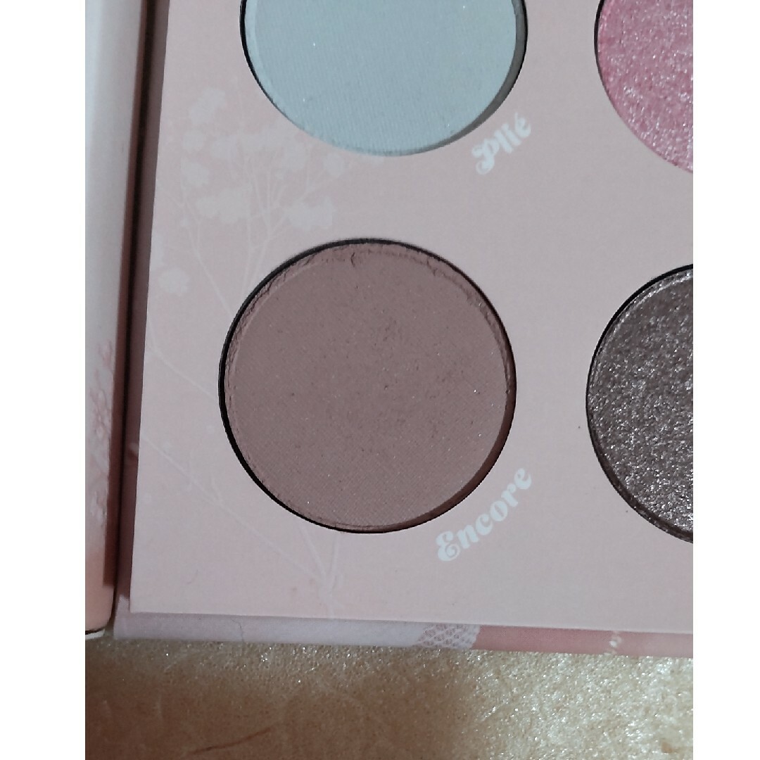 colourpop(カラーポップ)の【未使用※】カラーポップ　アイシャドウパレットPetals En Pointe コスメ/美容のベースメイク/化粧品(アイシャドウ)の商品写真