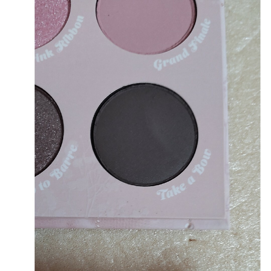 colourpop(カラーポップ)の【未使用※】カラーポップ　アイシャドウパレットPetals En Pointe コスメ/美容のベースメイク/化粧品(アイシャドウ)の商品写真