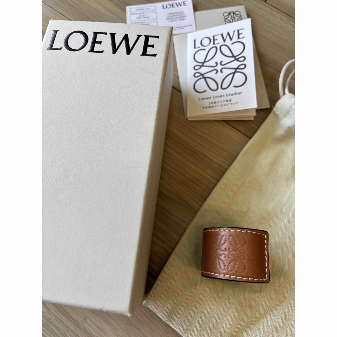 LOEWE(ロエベ)のロエベ スラップ ブレスレット レザーバングル スモール タン レディースのアクセサリー(ブレスレット/バングル)の商品写真