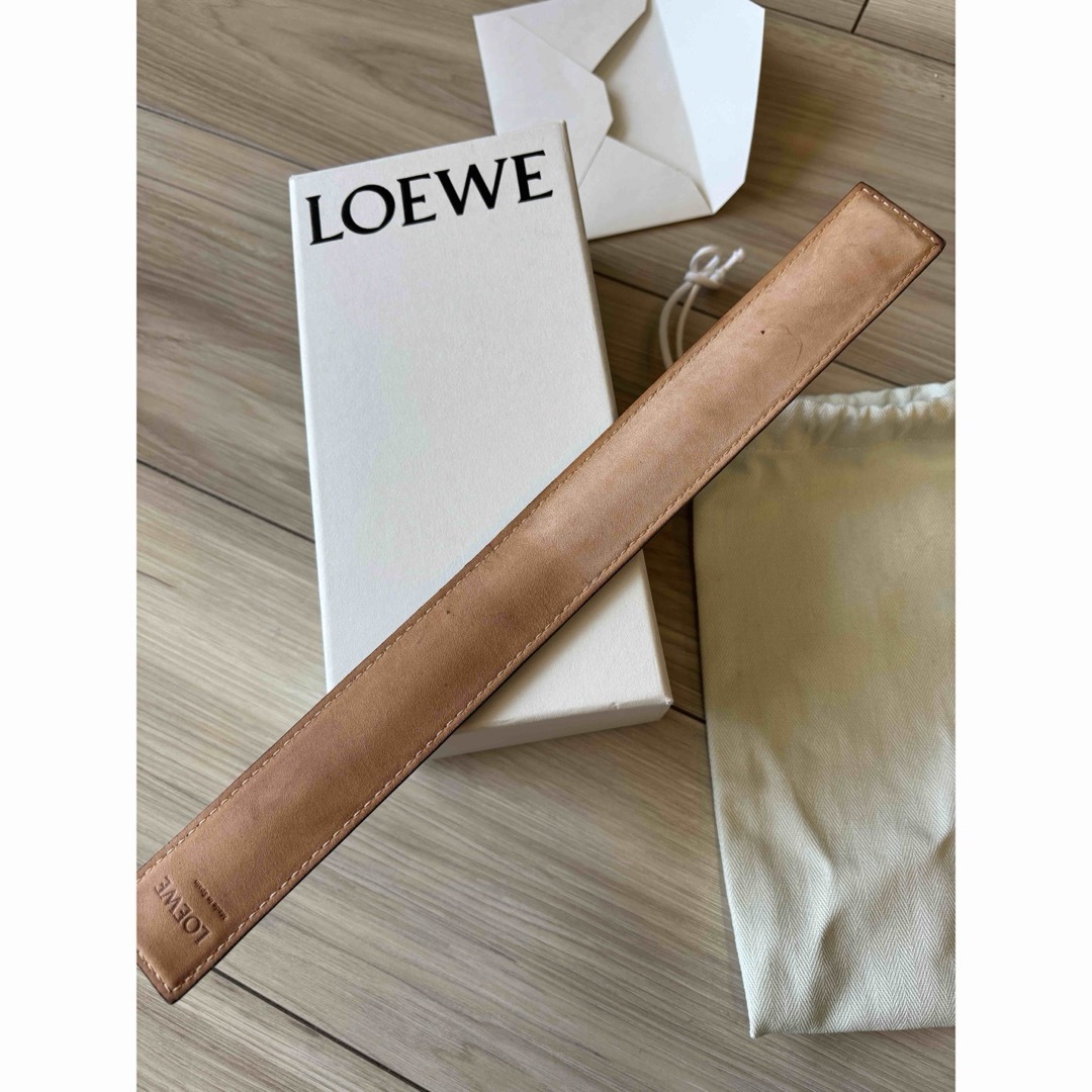 LOEWE(ロエベ)のロエベ スラップ ブレスレット レザーバングル スモール タン レディースのアクセサリー(ブレスレット/バングル)の商品写真