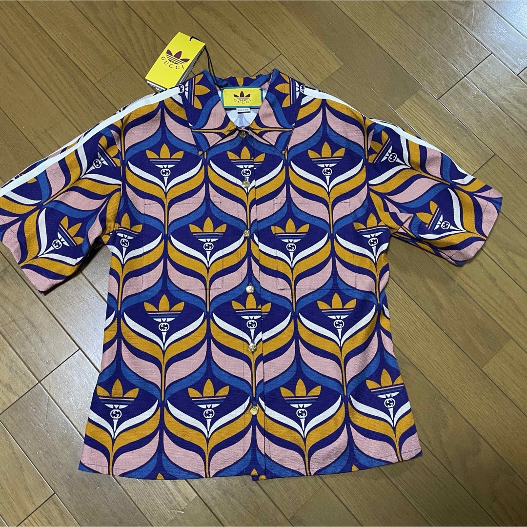 Gucci(グッチ)の⚫︎GUCCI×adidasグッチアディダス紫ピンクトレフォイル柄半袖シャツ新品 レディースのトップス(シャツ/ブラウス(半袖/袖なし))の商品写真