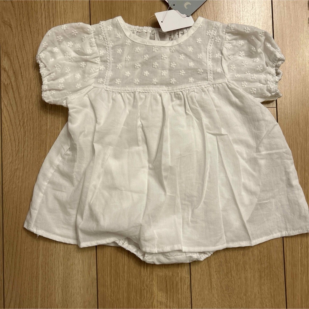 しまむら(シマムラ)の新品タグ付き　しまむら　ロンパース　白　ホワイト　ドレス　80 キッズ/ベビー/マタニティのベビー服(~85cm)(ロンパース)の商品写真