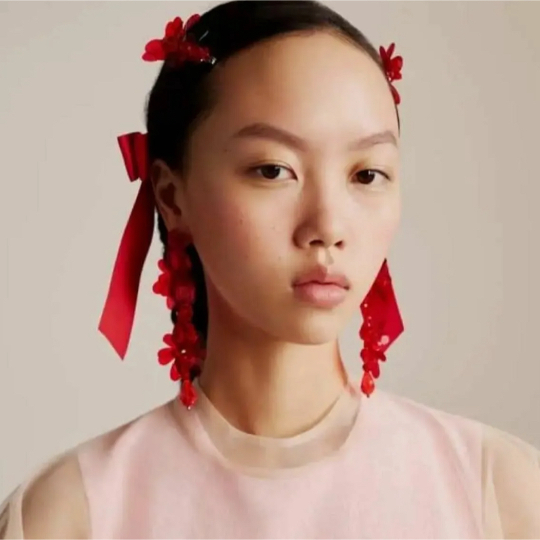 Simone Rocha(シモーネロシャ)のシモーネロシャ コラボ　ヘアピン　レッド　2点セット レディースのヘアアクセサリー(ヘアピン)の商品写真