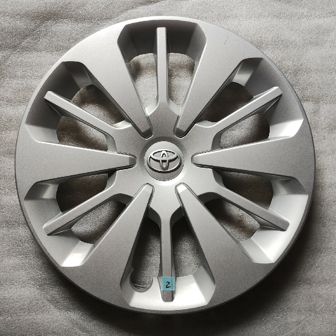 トヨタ(トヨタ)のタンク・ルーミー14インチホイールキャップ　４枚セット バラ売り可　直接引取可 自動車/バイクの自動車(車外アクセサリ)の商品写真