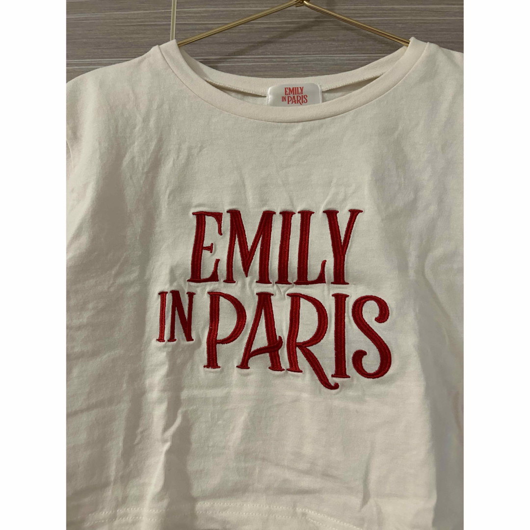 heather(ヘザー)のヘザー　EMILY IN PARISロゴT　クロップドTシャツ レディースのトップス(Tシャツ(半袖/袖なし))の商品写真