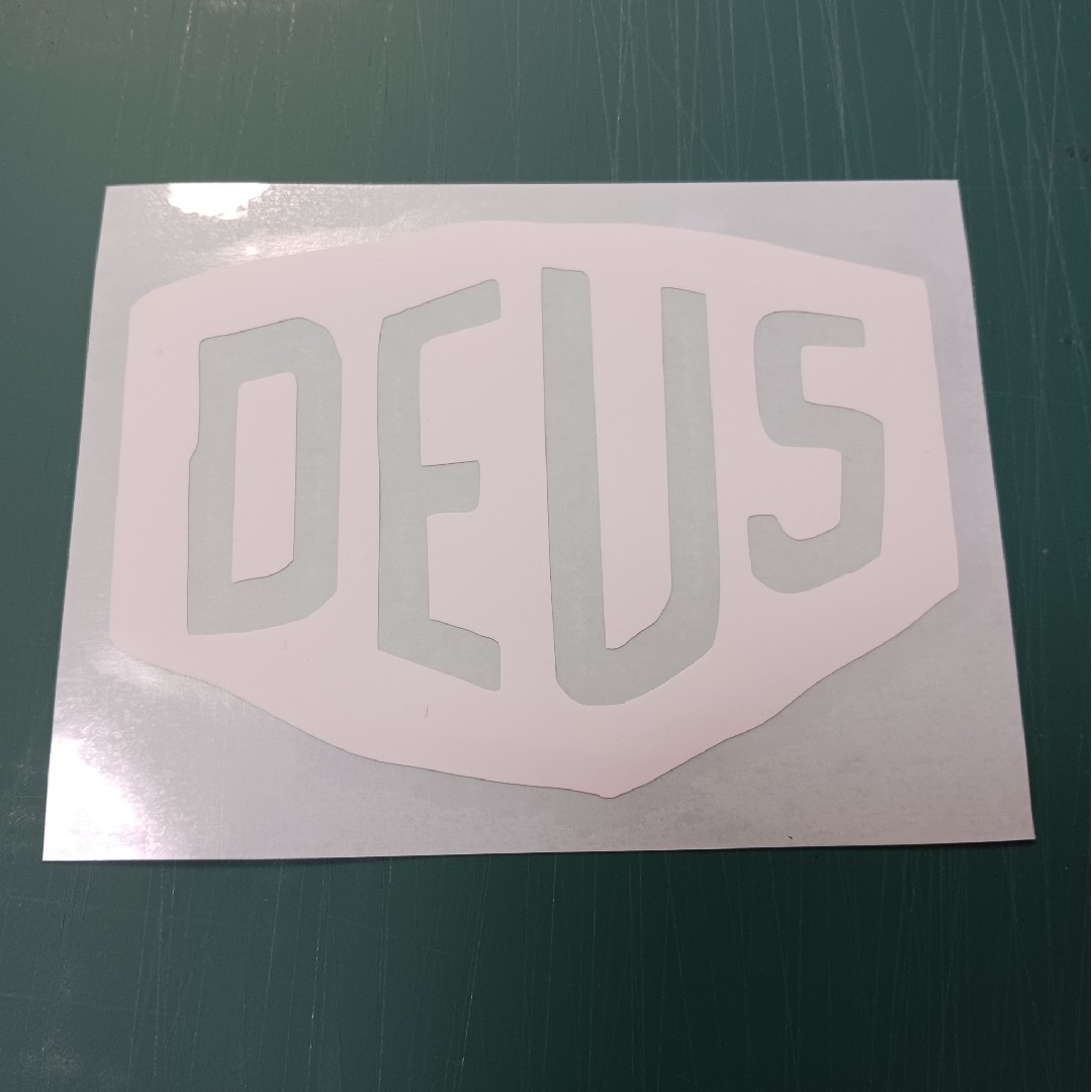 DEUS。 10cm  カッティングステッカー スポーツ/アウトドアのアウトドア(調理器具)の商品写真