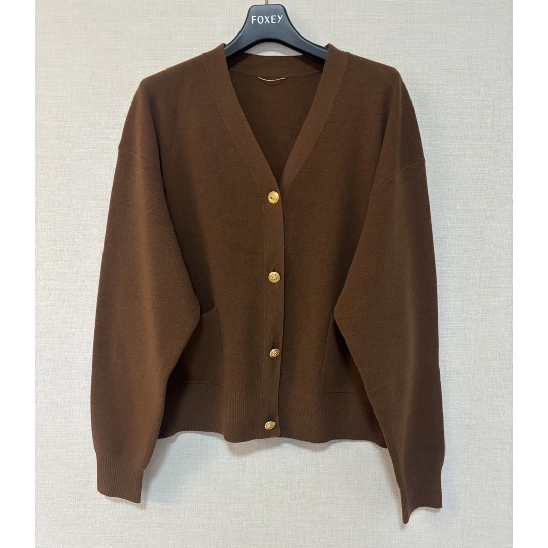 L'Appartement DEUXIEME CLASSE(アパルトモンドゥーズィエムクラス)のL'Appartement GOLD BUTTON CARDIGAN レディースのトップス(ニット/セーター)の商品写真