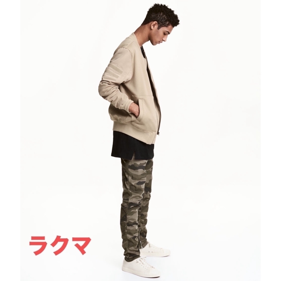 H&M(エイチアンドエム)の30h&m コットンツイル ジョガーパンツ カーキグリーン／パターン カモ 迷彩 メンズのパンツ(その他)の商品写真