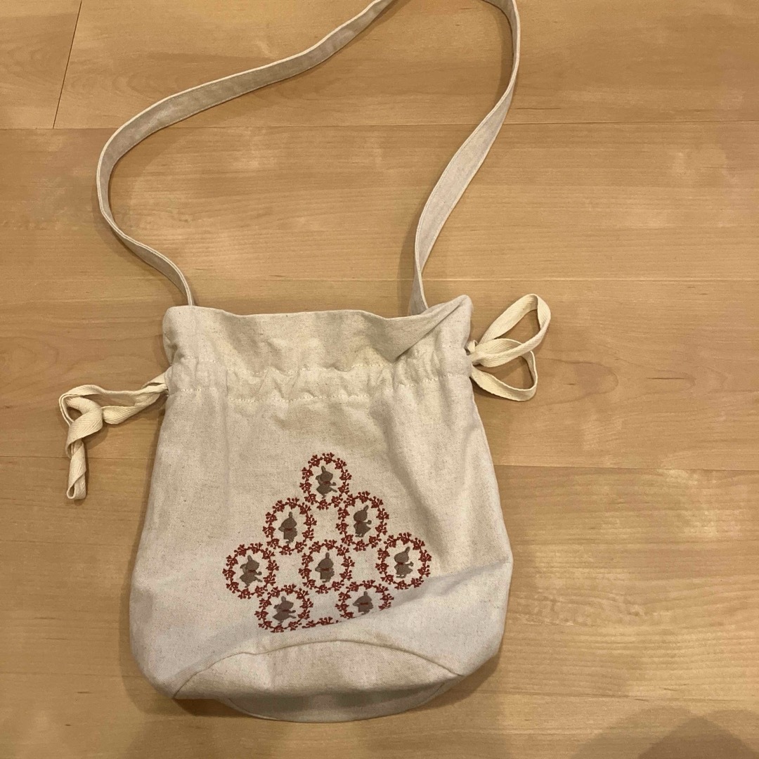 SM2(サマンサモスモス)の新品　ムーミン✖️sm2コラボ刺繍巾着バッグ レディースのバッグ(ショルダーバッグ)の商品写真
