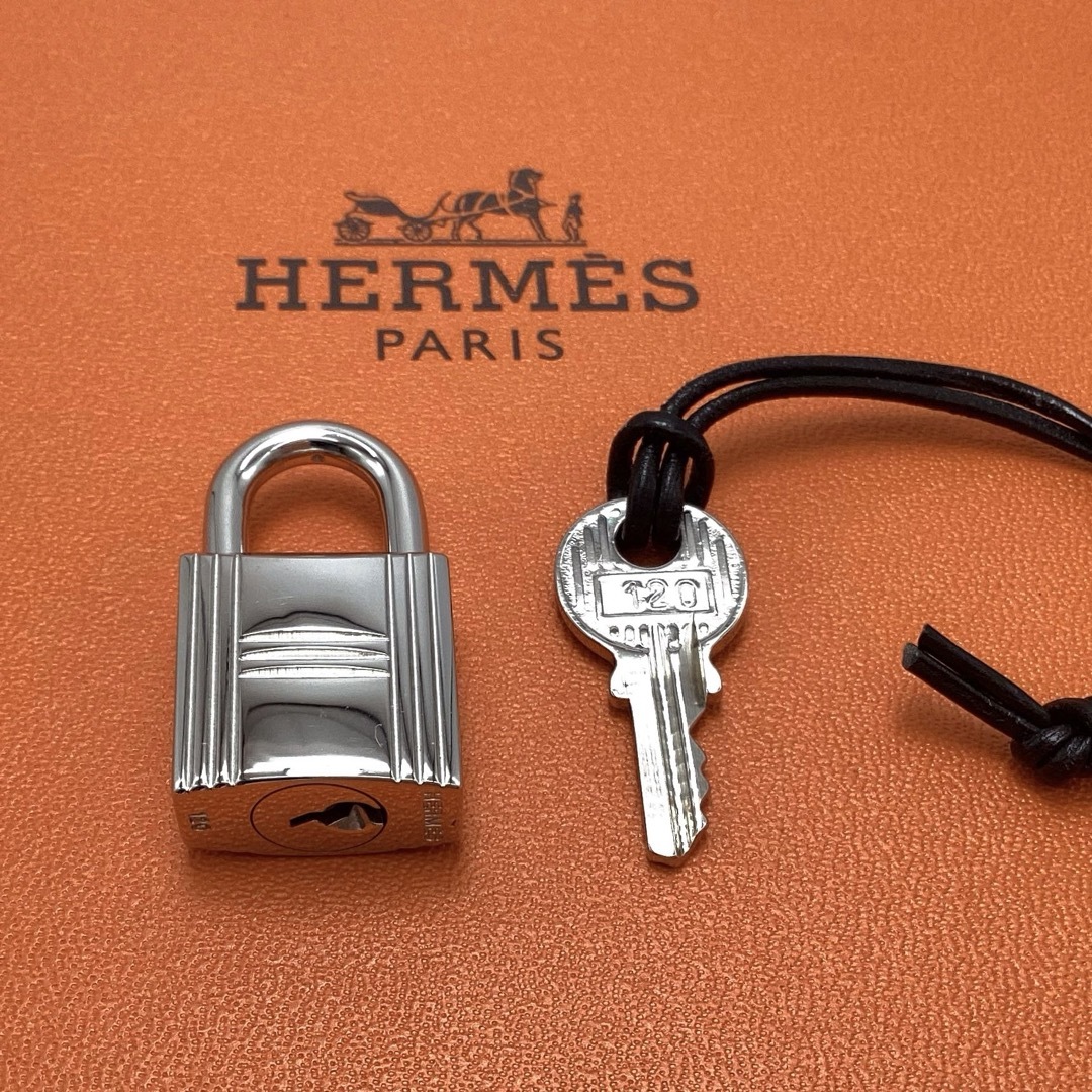 Hermes(エルメス)の新品同様　エルメス　カデナ　パドロック　南京錠　鍵　no.120 レディースのファッション小物(キーホルダー)の商品写真