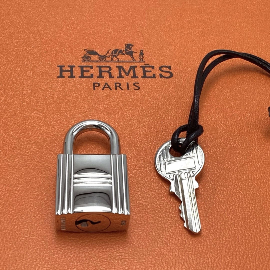 Hermes(エルメス)の新品同様　エルメス　カデナ　パドロック　南京錠　鍵　no.120 レディースのファッション小物(キーホルダー)の商品写真