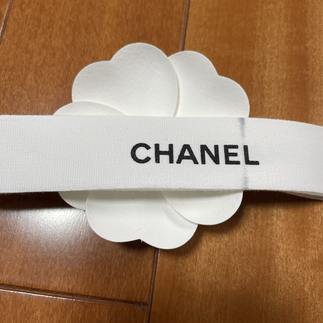 CHANEL(シャネル)の2 シャネル CHANEL カメリア付きリボン 白 ホワイト レディースのバッグ(ショップ袋)の商品写真