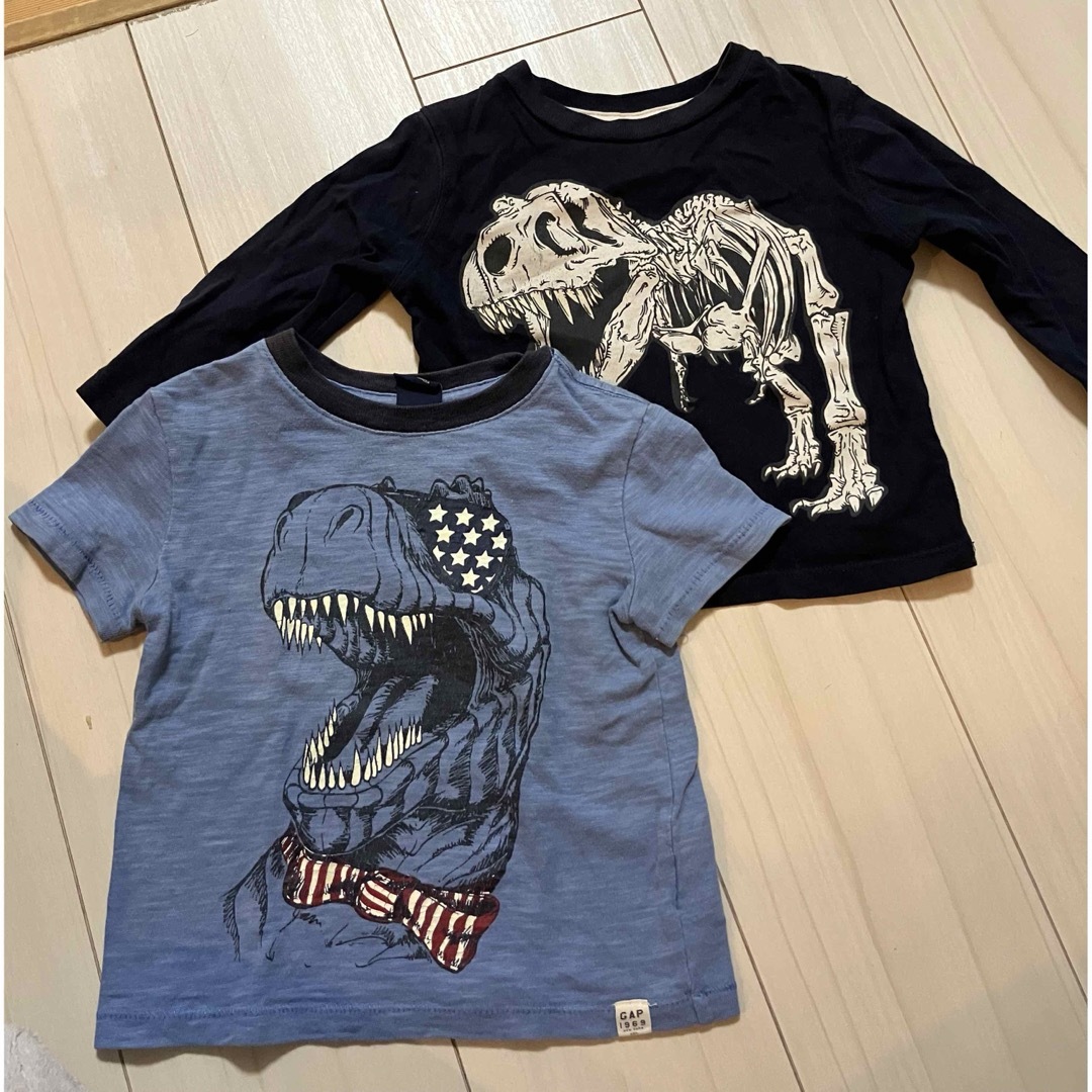 babyGAP(ベビーギャップ)のGAP Tシャツ2枚セット　12-18M 80 恐竜 半袖長袖 キッズ/ベビー/マタニティのベビー服(~85cm)(Ｔシャツ)の商品写真