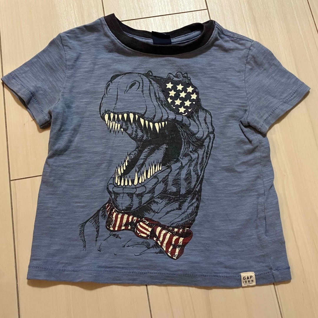 babyGAP(ベビーギャップ)のGAP Tシャツ2枚セット　12-18M 80 恐竜 半袖長袖 キッズ/ベビー/マタニティのベビー服(~85cm)(Ｔシャツ)の商品写真