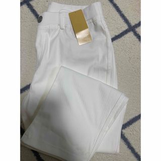 ベルーナ(Belluna)の【新品】アンクル丈　白パンツ(クロップドパンツ)