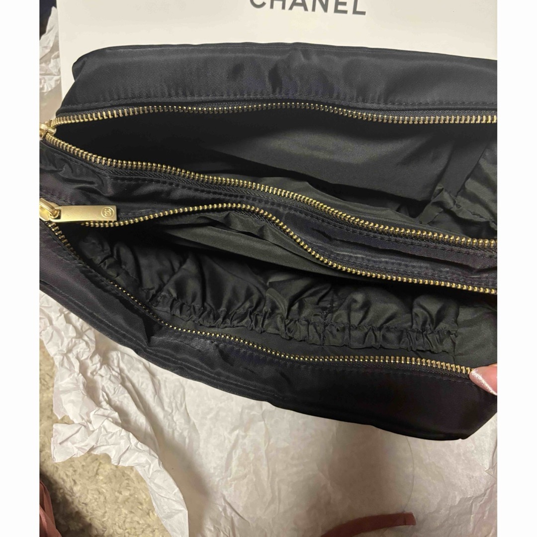 CHANEL(シャネル)の新品未使用　CHANEL シャネル　ノベルティ　ダブルファスナー レディースのファッション小物(ポーチ)の商品写真